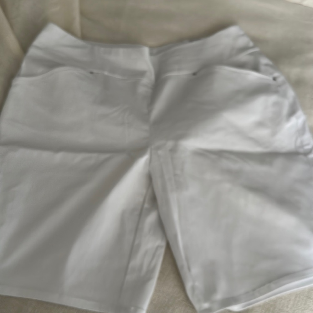 INC short size 12 white